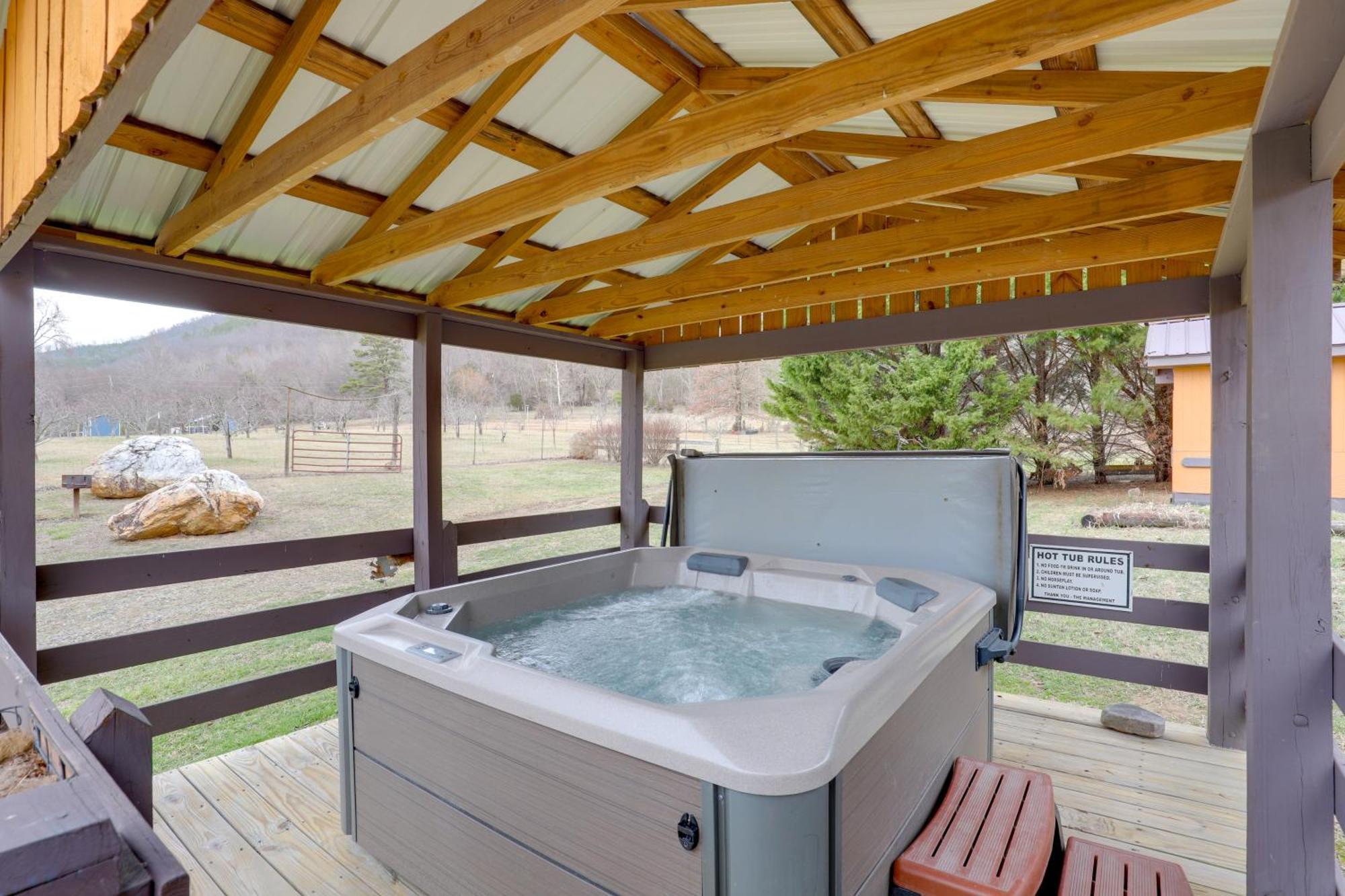 Riverfront Hot Springs Cabin With Private Hot Tub! Exterior photo