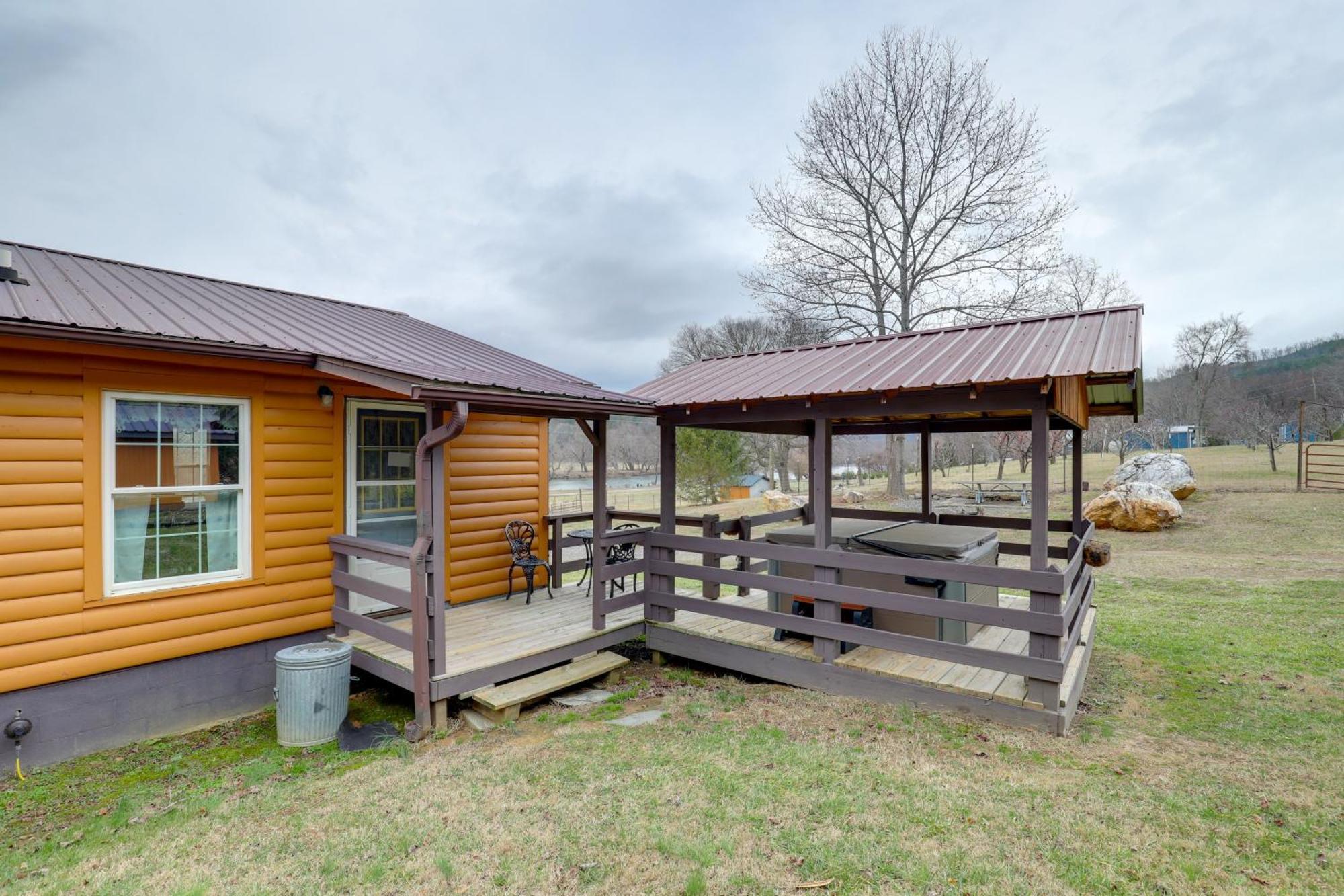 Riverfront Hot Springs Cabin With Private Hot Tub! Exterior photo
